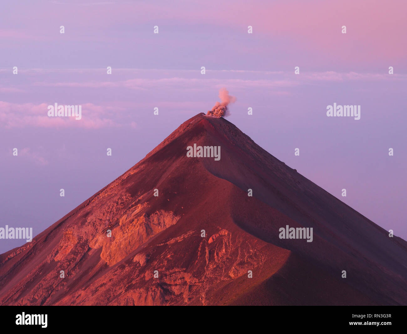 Eruzione del Volcan de Fuego durante il Sunrise, Guatemala Foto Stock
