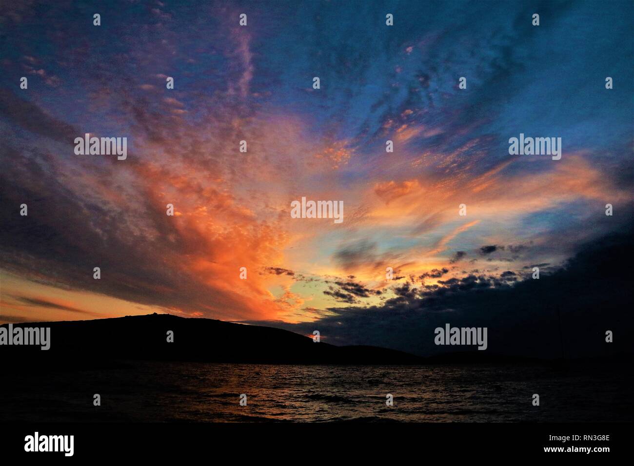 Esplosione di coludi sotto il tramonto sull'isola di Kornati Croazia Foto Stock