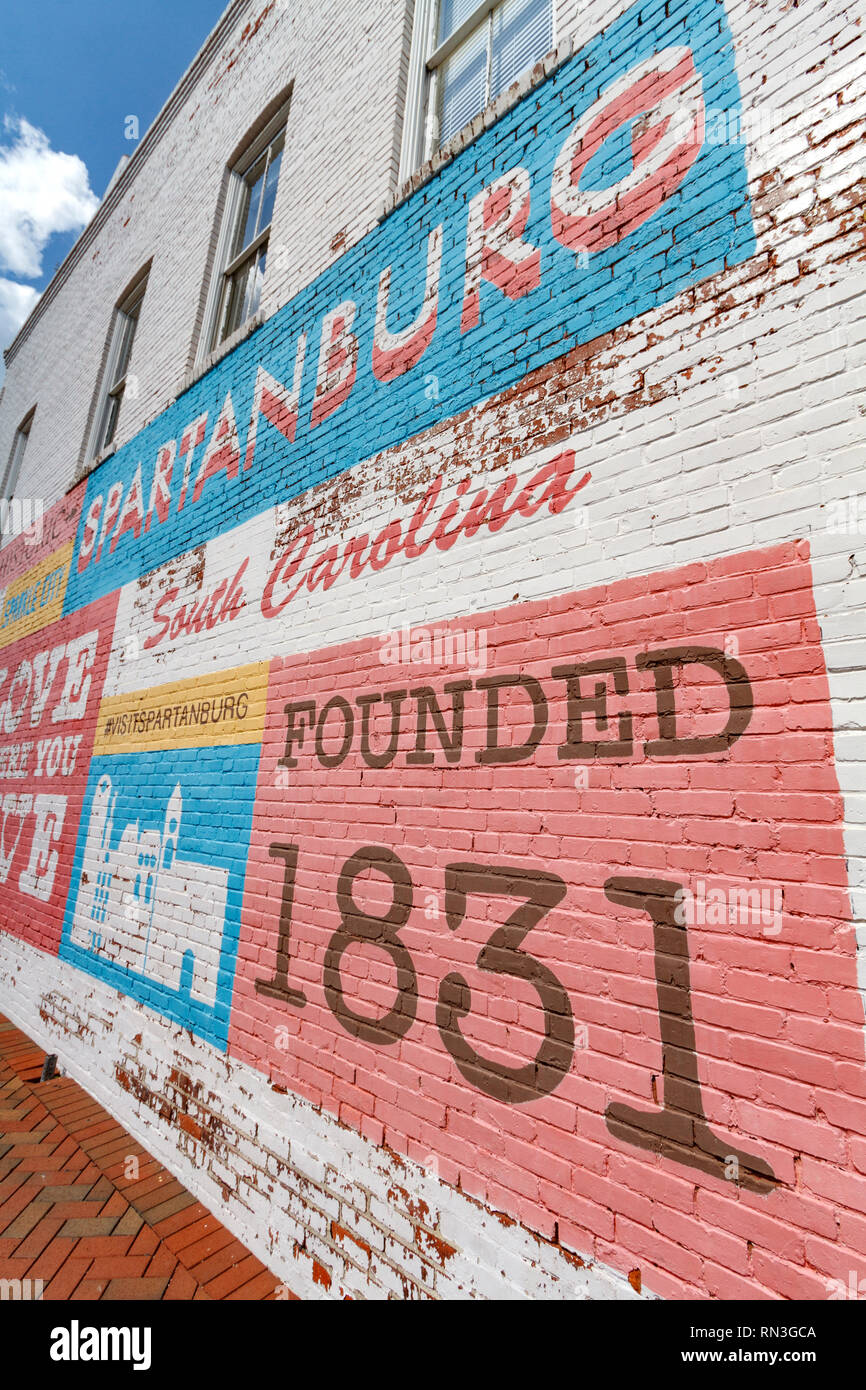 Un vasto pubblico murale dipinto su un mattone facciata di edificio nel centro di Spartanburg nella Carolina del Sud. Si trova appena fuori del centro storico di Morgan Square. Foto Stock