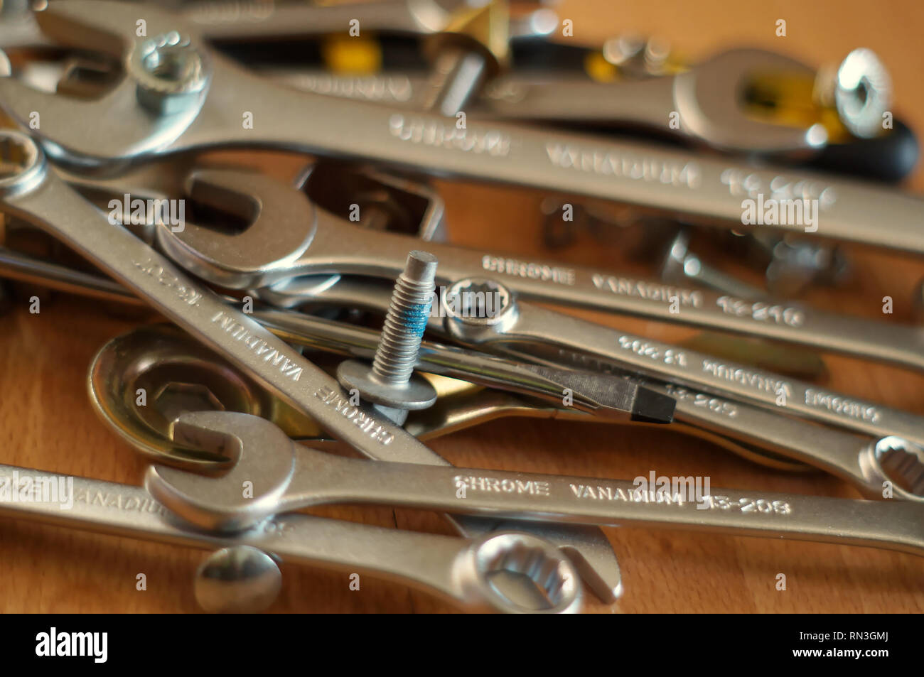 Fai da te accessori - strumenti di fabbro, chiavi, cacciaviti, dadi e bulloni su una tavola di legno Foto Stock