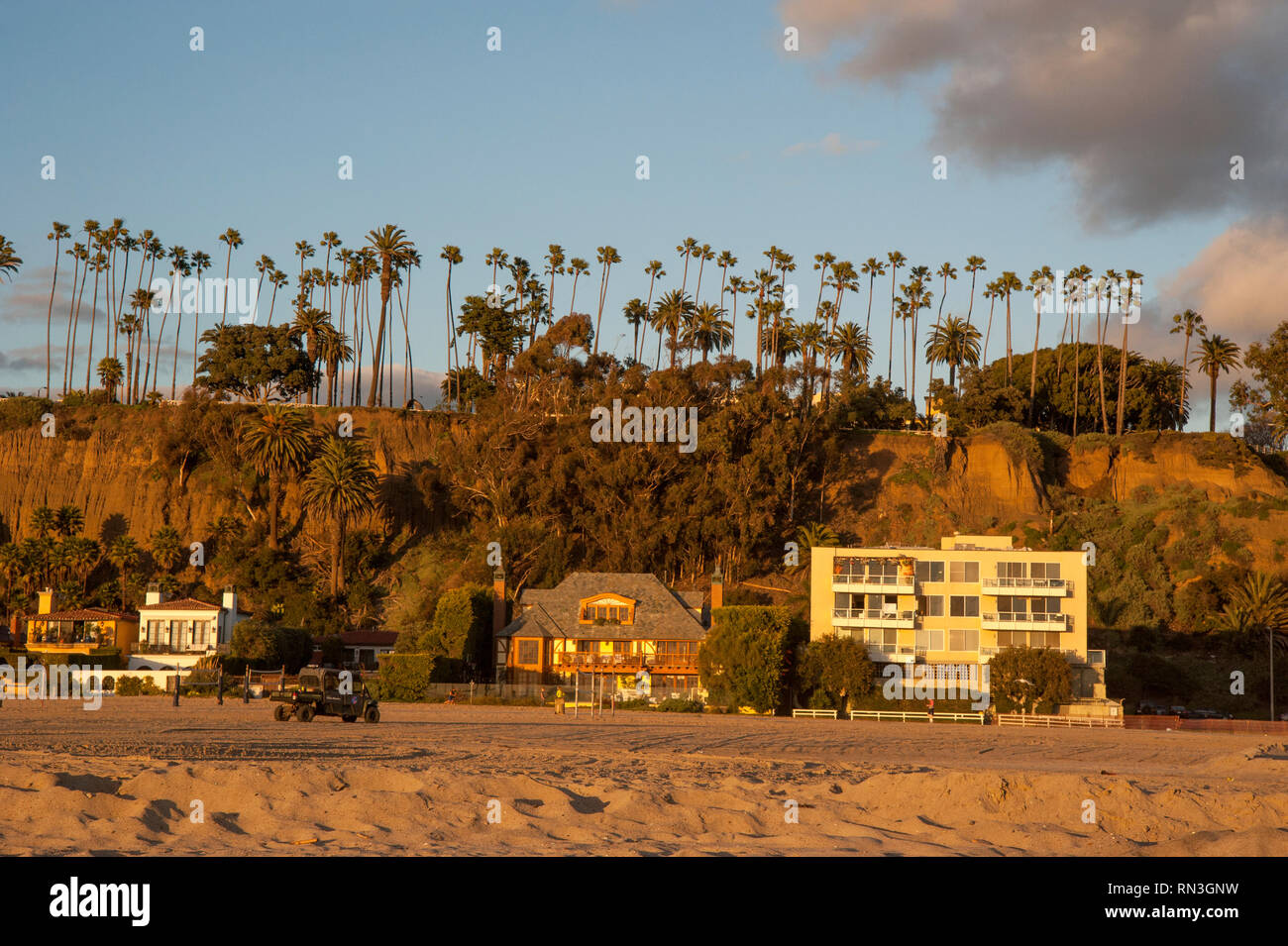Case sulla spiaggia di Santa Monica e palisades al tramonto a Los Angeles, CALIFORNIA, Stati Uniti Foto Stock