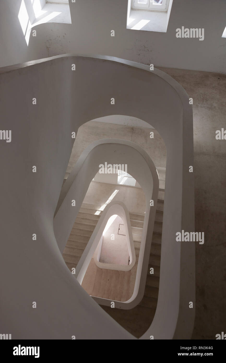 Guardando verso il basso la scala noto come l'Elevador de Santa Luzia, Alfama, Lisbona, Portogallo Foto Stock