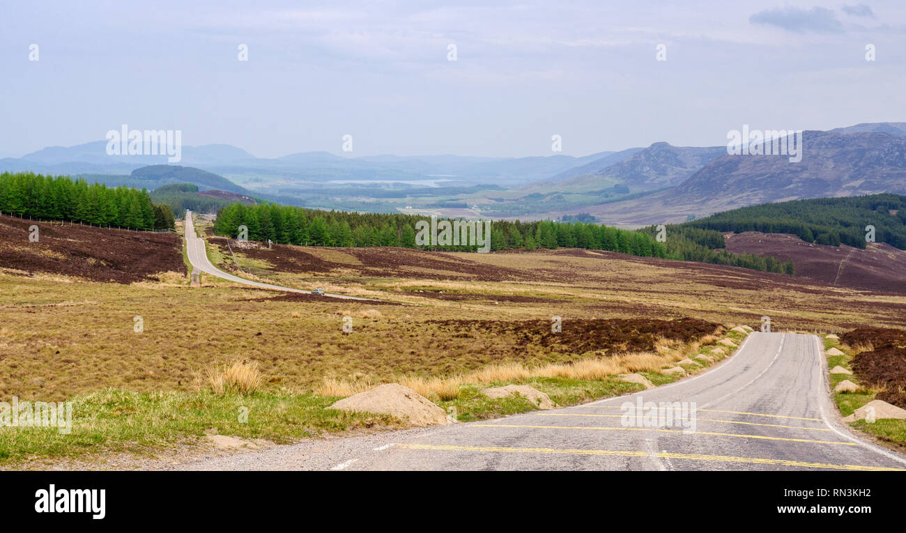 La lunga e dritta del xviii secolo strada militare del generale George Wade attraversa il telecomando paesaggio ondulato di Stratherrick nelle Highlands Scotla Foto Stock