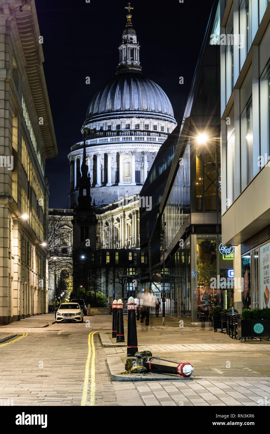 London, England, Regno Unito - 17 dicembre 2018: la cupola della cattedrale di San Paolo sorge al di sopra di Sant Agostino guglia della chiesa e Watling Street nella città di Lon Foto Stock
