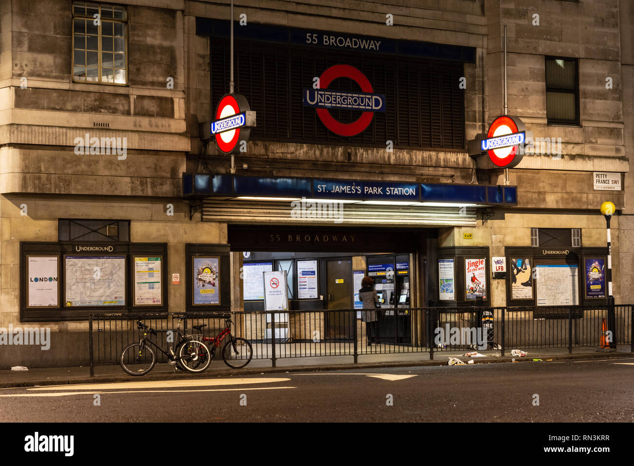 London, England, Regno Unito - 17 dicembre 2018: un " commuter " utilizza un ticket machine al St James Park stazione della metropolitana di Londra di notte. Foto Stock