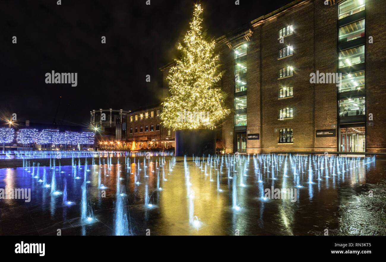 London, England, Regno Unito - 20 dicembre 2018: un albero di Natale è illuminata di notte in Piazza Grannary fuori Central Saint Martin's College della University Foto Stock
