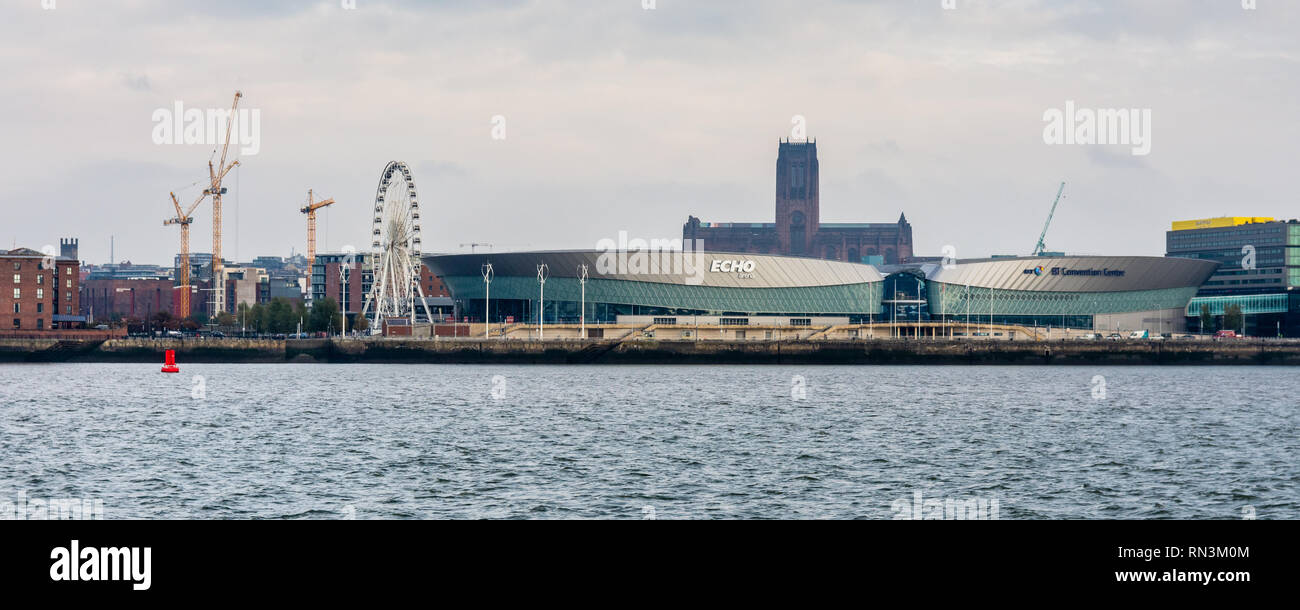 Liverpool, in Inghilterra, Regno Unito - 4 Novembre 2015: Liverpool la cattedrale gotica Torre sorge da dietro l'Echo Arena e del BT Convention Center building su th Foto Stock