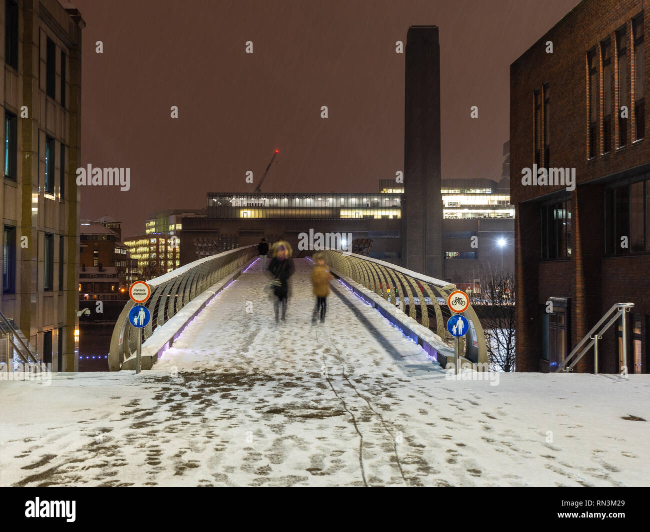 London, England, Regno Unito - 28 Febbraio 2018: pedoni attraversare il fiume Tamigi da Bankside Tate Modern sul Millennium Bridge durante la 'bestia da Foto Stock