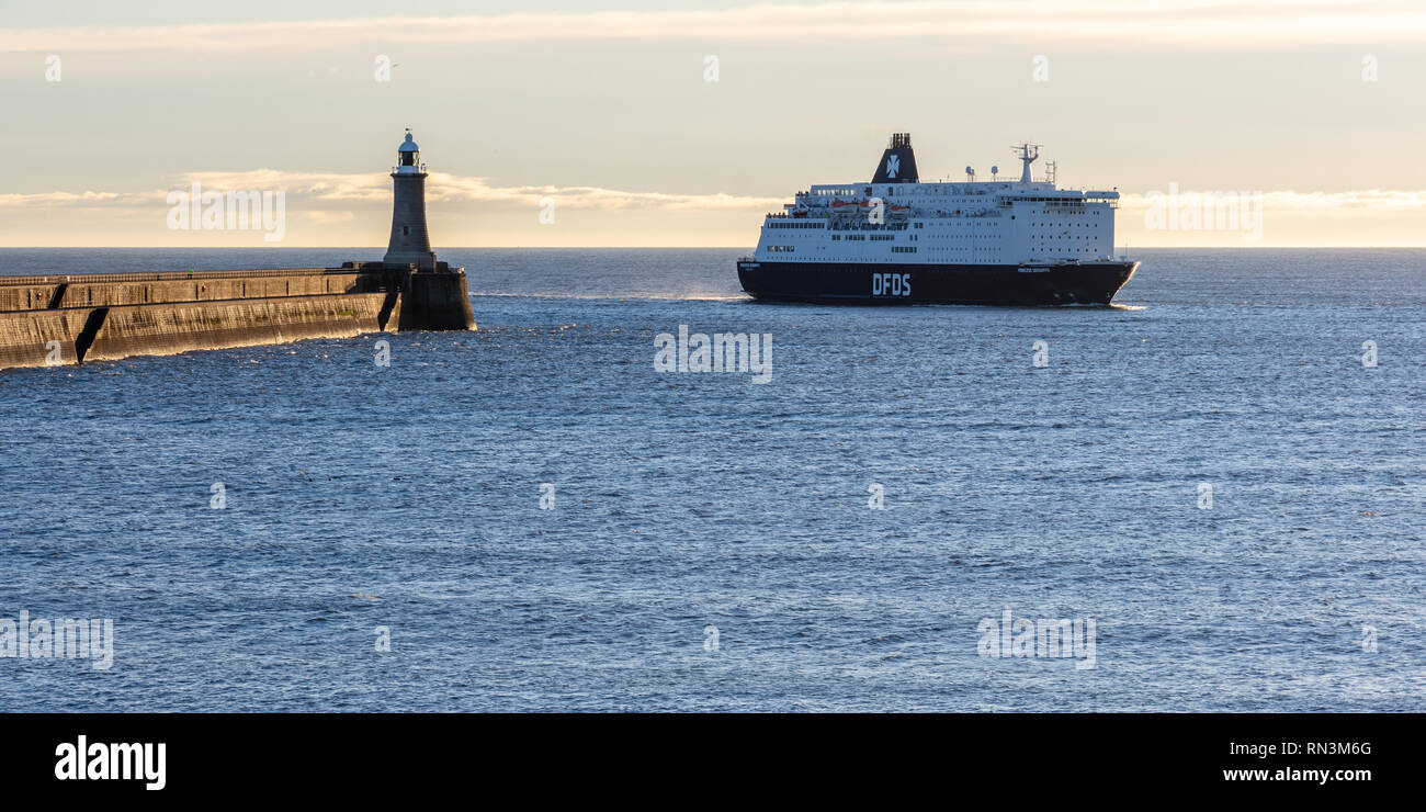 Tynemouth, England, Regno Unito - 4 Febbraio 2019: La DFDS pianificata di trasporto passeggeri e di traghetto di autotrasporti arriva al porto di Tyne dai Paesi Bassi. Foto Stock