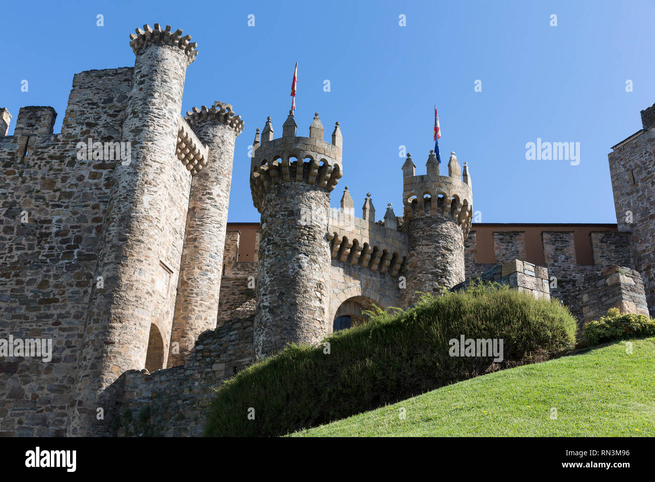 Ponferrada, Spagna: cancello di ingresso del Castillo de los Templarios. Il castello dei templari è un significativo punto di riferimento sul Camino Francés percorso del wa Foto Stock