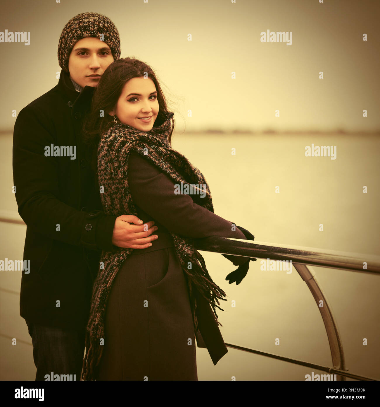 Felice moda giovane coppia in ama camminare outdoor elegante uomo e donna che indossa cappotti classico beanie e sciarpa Foto Stock