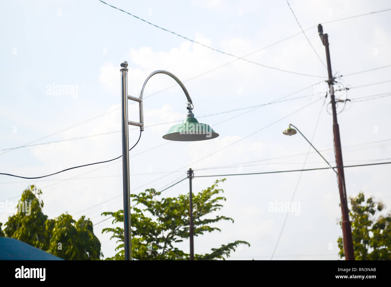 Acciaio inossidabile lampada sulla strada di casa Foto Stock