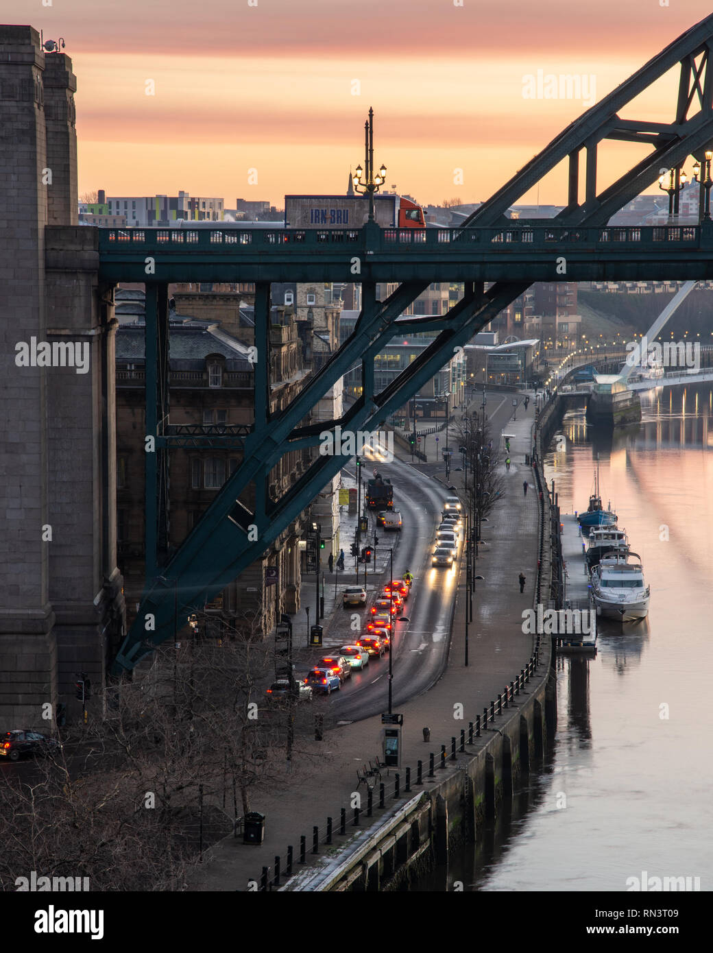 Newcastle, England, Regno Unito - 5 Febbraio 2019: il traffico attraversa la mitica Tyne Bridge su un inverno mattina a Newcastle. Foto Stock