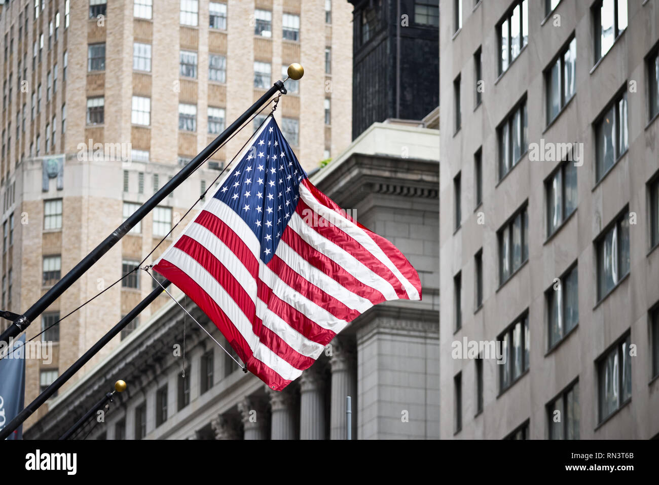 Wall street bandiera americana nel Quartiere Finanziario di Manhattan inferiore Foto Stock