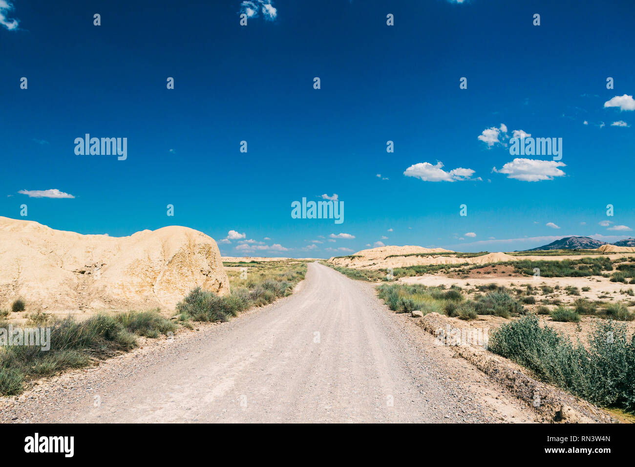 La strada attraverso Bardenas Reales in Navarra, Spagna Foto Stock