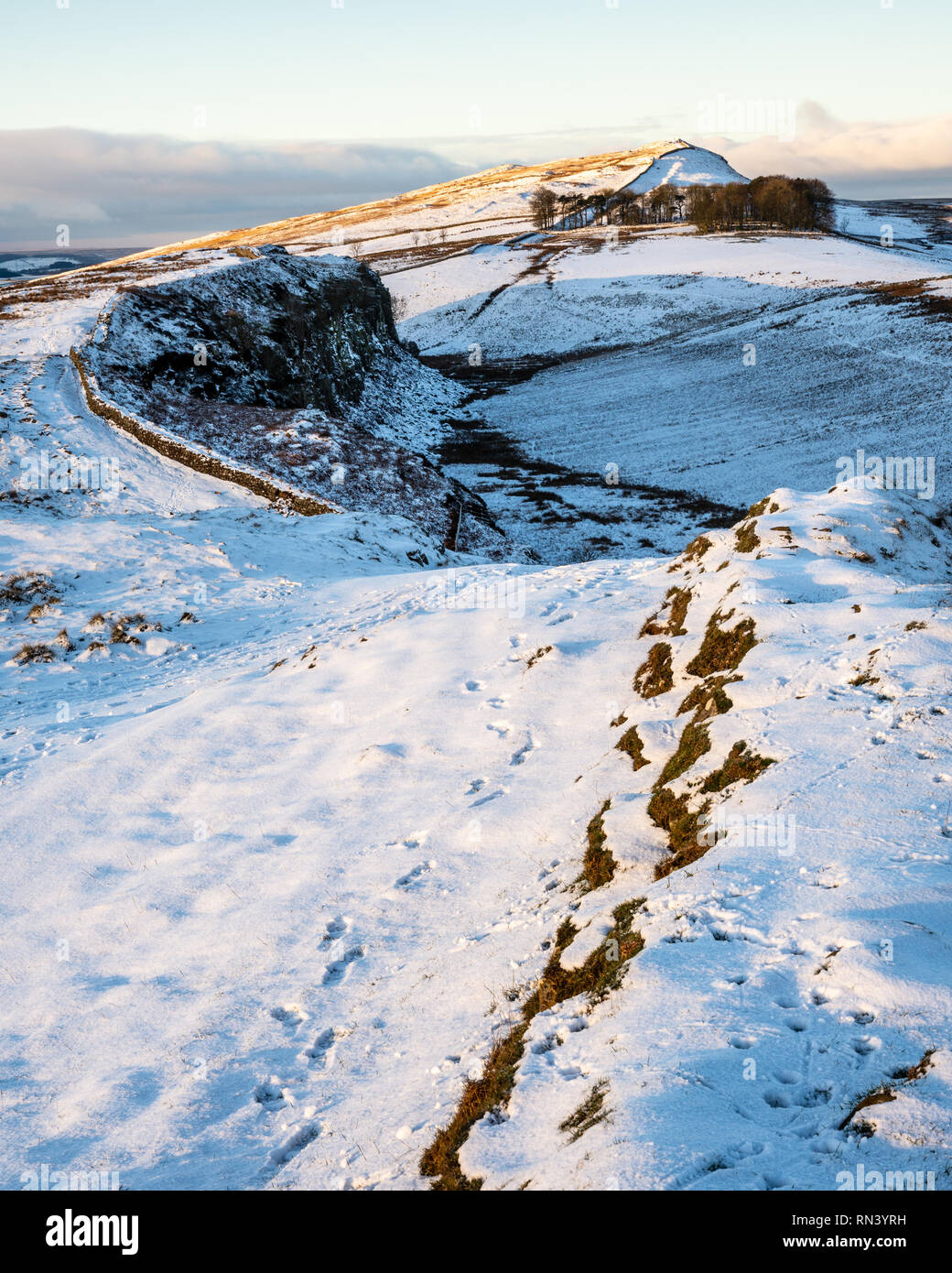 Il Vallo di Adriano e le colline del Parco nazionale di Northumberland sono coperti di neve durante un'ondata di freddo in Gran Bretagna. Foto Stock