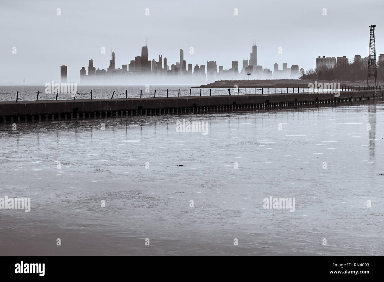 Vista di Chicago guardando attraverso un pontile con bassa velatura Foto Stock