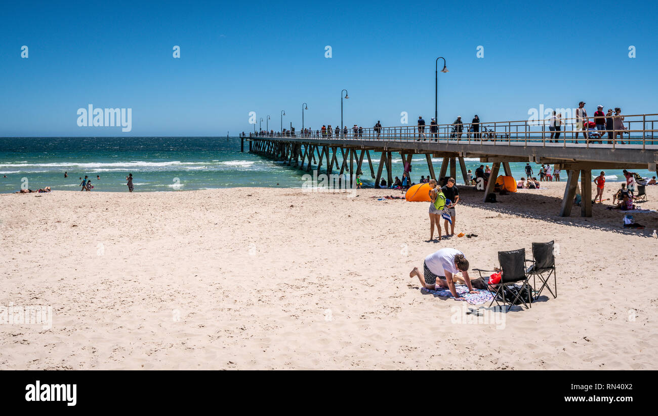 Il 31 dicembre 2018 , Glenelg Adelaide Australia del Sud : molo di Glenelg e vista sulla spiaggia con persone sulla soleggiata giornata estiva con cielo blu chiaro a Glenelg SA Foto Stock