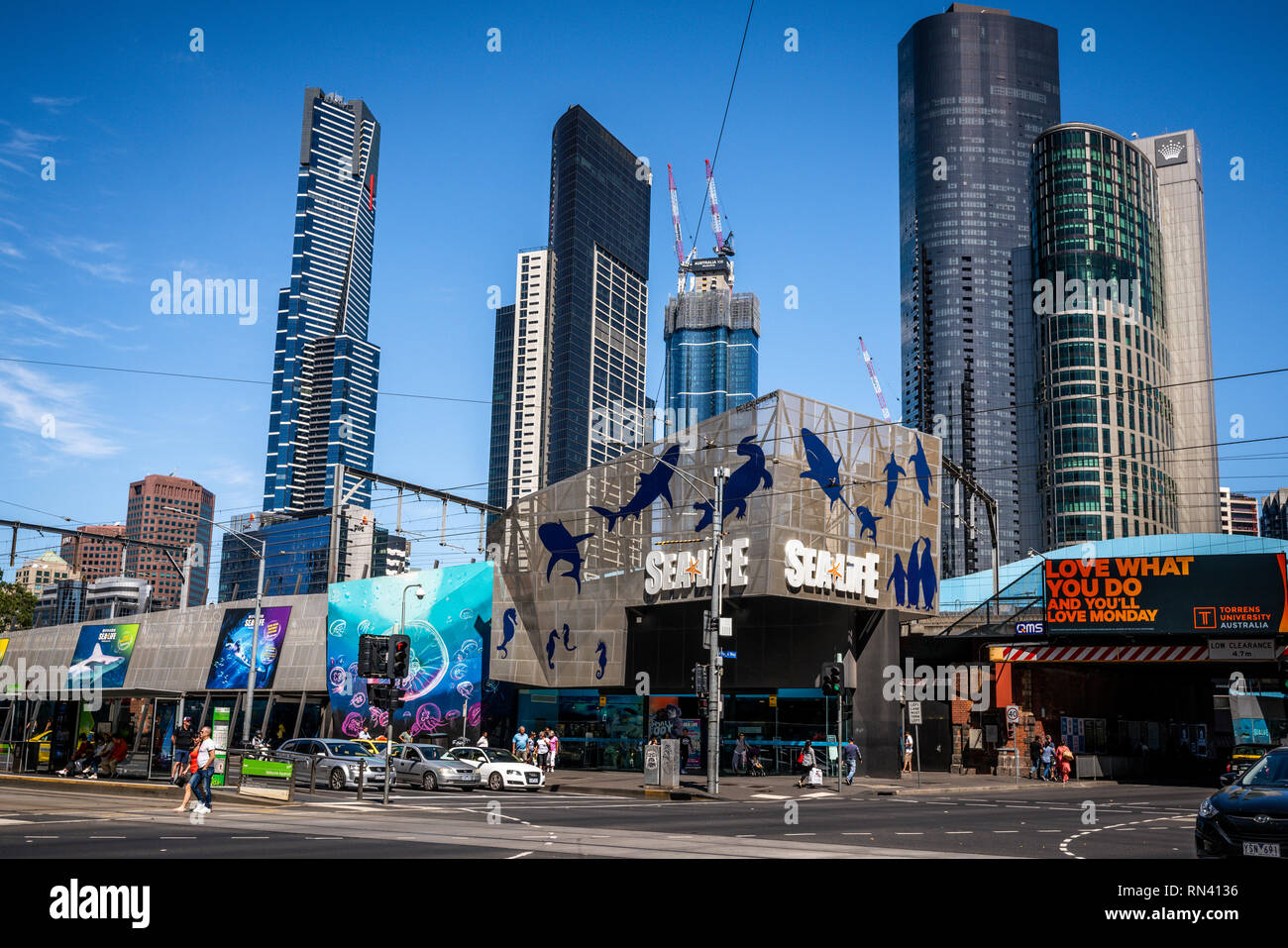 Il 2 gennaio 2019, Melbourne Australia : vista anteriore di Sea Life Aquarium di Melbourne e Southbank di Melbourne skyline in background in Victoria Australia Foto Stock