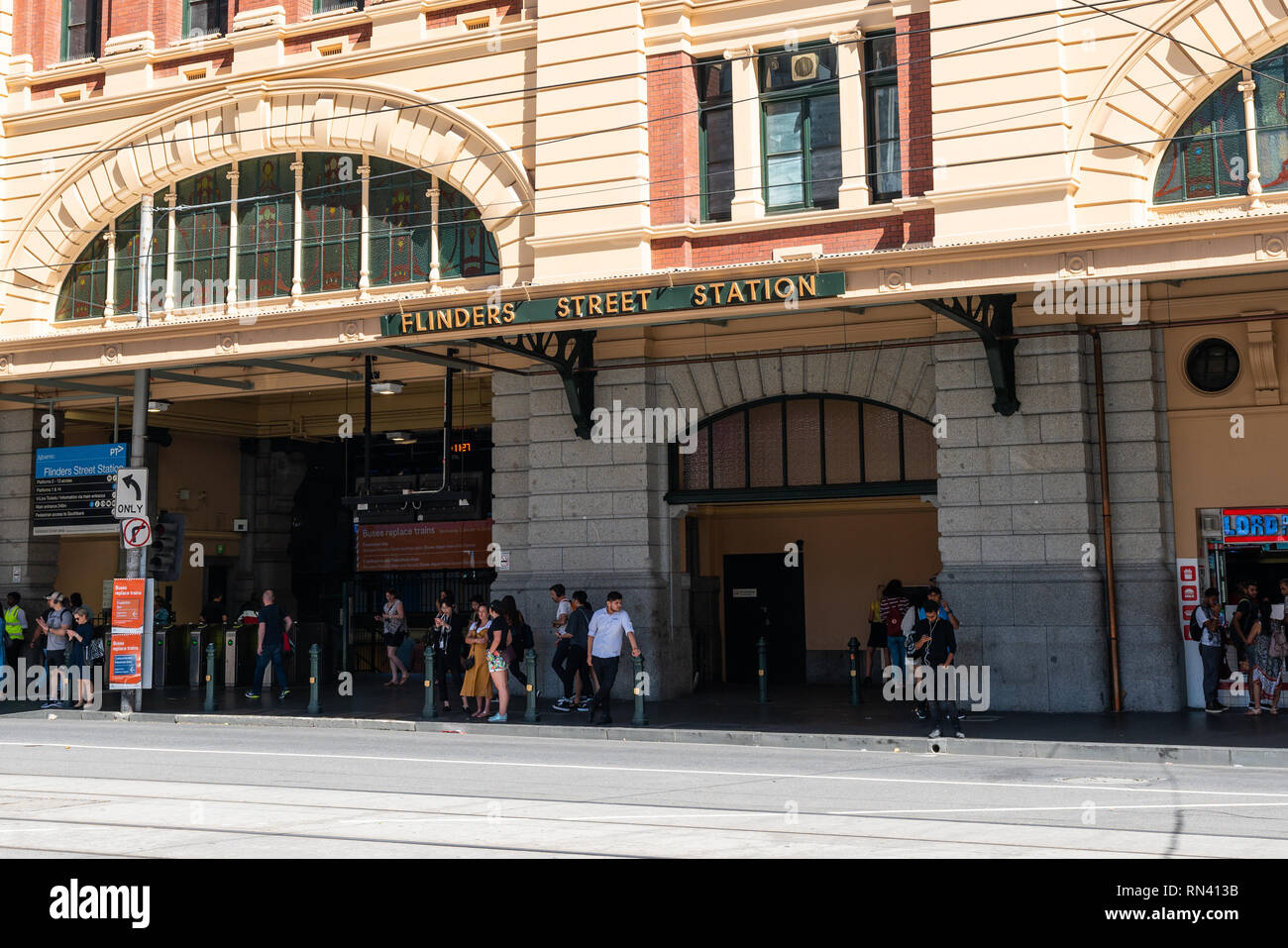 Il 2 gennaio 2019, Melbourne Australia : vista da vicino all'entrata della stazione di Flinders Street con scritto il nome e la gente a Melbourne Victori Foto Stock