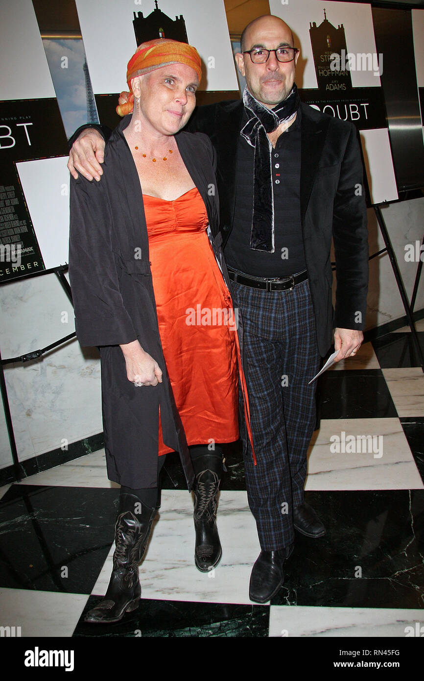 New York, Stati Uniti d'America. 07 dic 2008. Stanley Tucci (R) e la moglie Kate Tucci alla Domenica, Dicembre 7, 2008 a New York Premiere per 'Doubt" presentato da Miramax Films al Paris Theatre di New York, Stati Uniti d'America. Credito: Steve Mack/S.D. Mack foto/Alamy Foto Stock