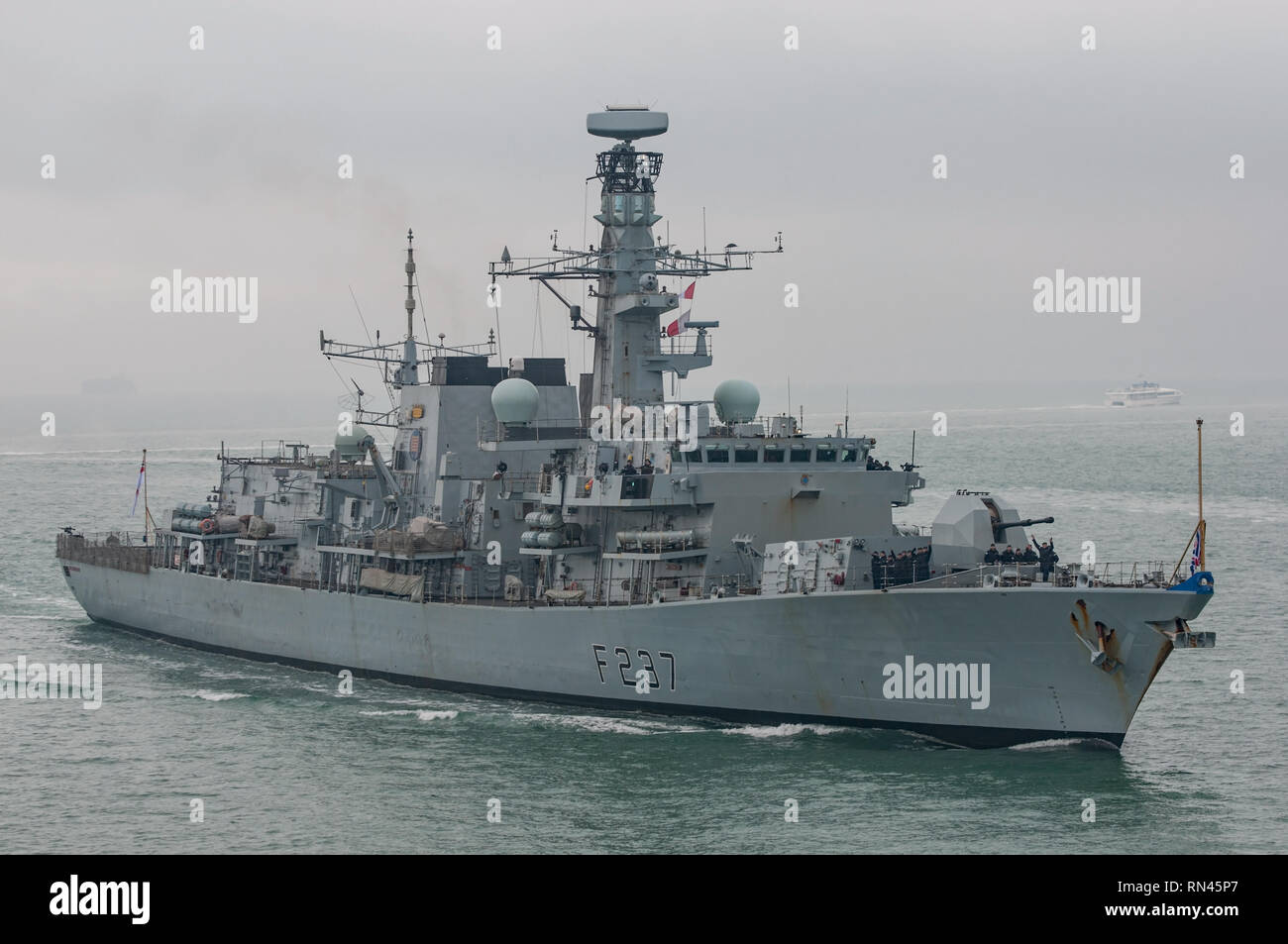 La Royal Navy warship HMS Westminster (F237) Un tipo 23 fregata, tornando a Portsmouth, nel Regno Unito il 16 febbraio 2019. Foto Stock