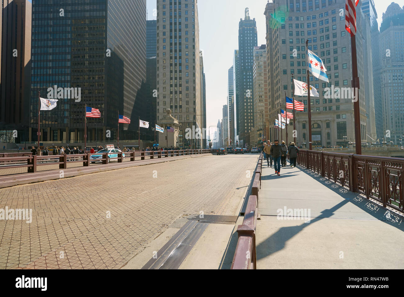 CHICAGO, IL - circa marzo, 2016: Ponte DuSable nelle ore diurne. DuSable Bridge è un ponte mobile che porta il Michigan Avenue di fronte il gambo principale o Foto Stock