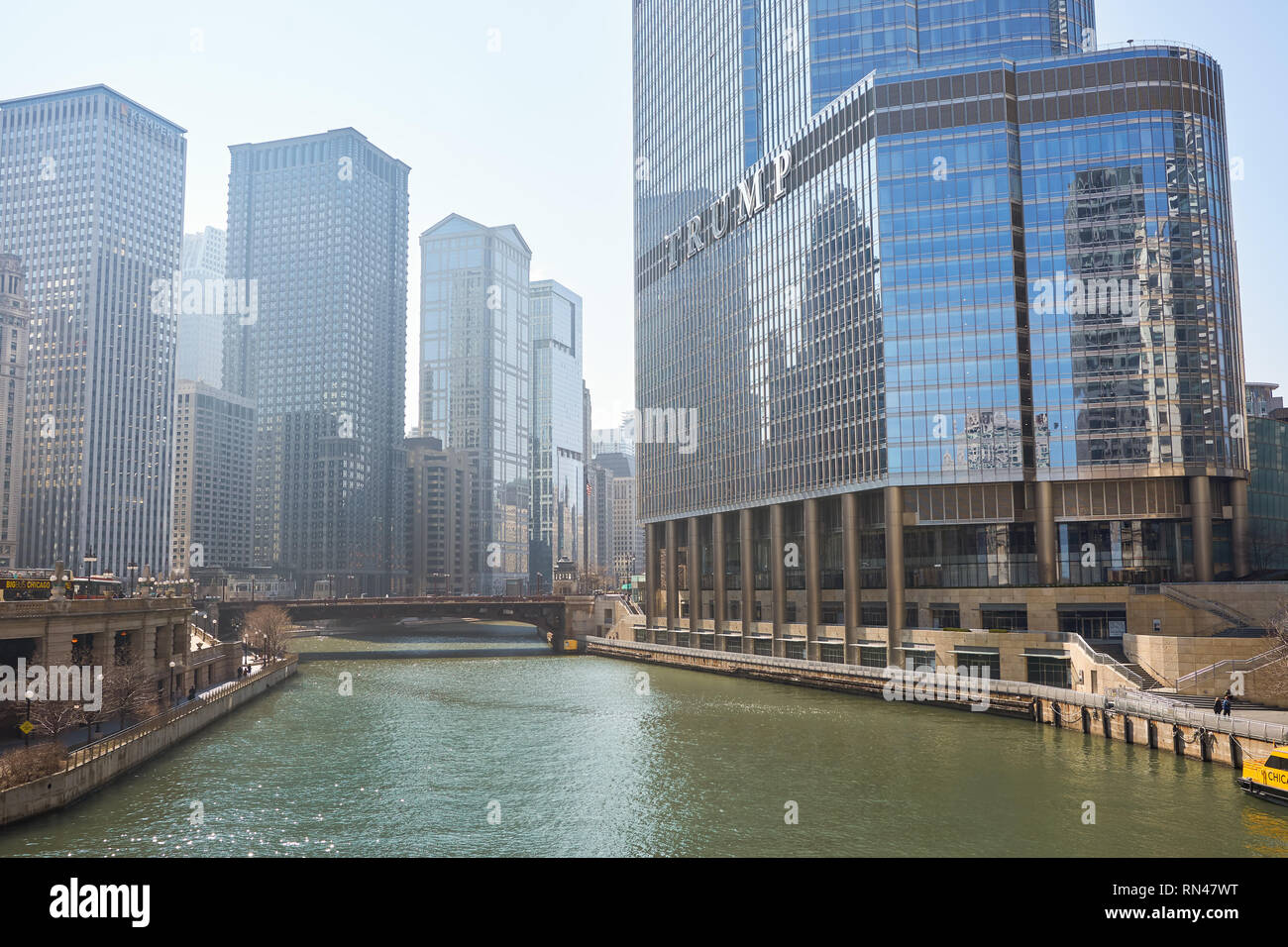 CHICAGO, IL - circa marzo, 2016: Chicago River nelle ore diurne. Il Chicago River è un sistema di fiumi e canali che corre attraverso la città di Chicag Foto Stock