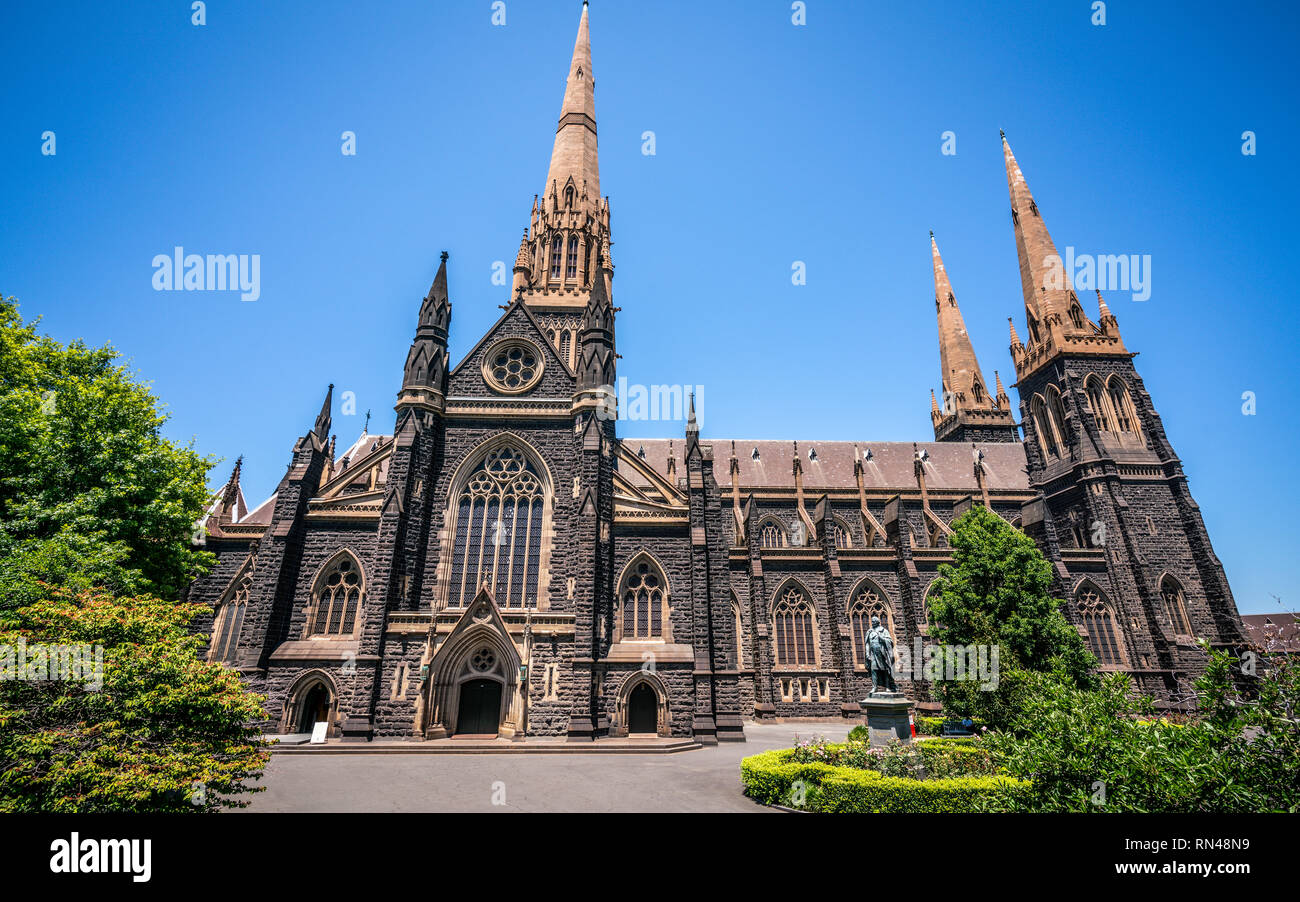 Vista laterale della Cattedrale di San Patrizio e la guglia di una Cattedrale cattolica romana chiesa in Melbourne Victoria Australia Foto Stock