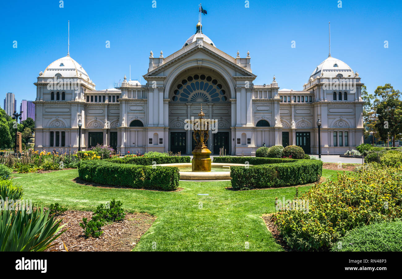 Royal Exhibition Building east side e Carlton giardini con vista sulla fontana in Melbourne Victoria Australia Foto Stock
