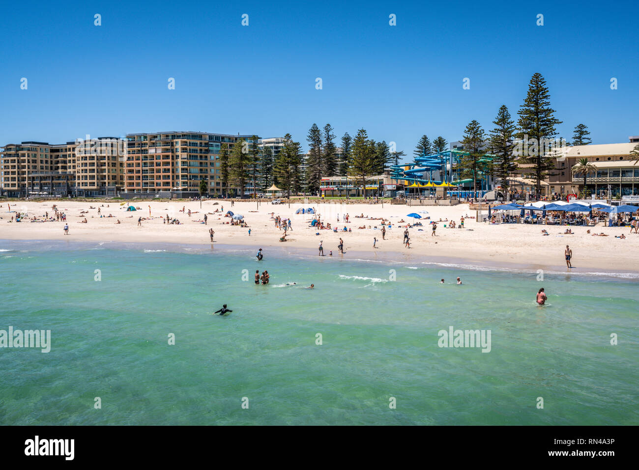 Il 31 dicembre 2018 , Glenelg Adelaide Australia del Sud : vista della spiaggia di Glenelg pieno di persone nel sobborgo di Adelaide sul caldo giorno d'estate e di sole nel sud Austr Foto Stock