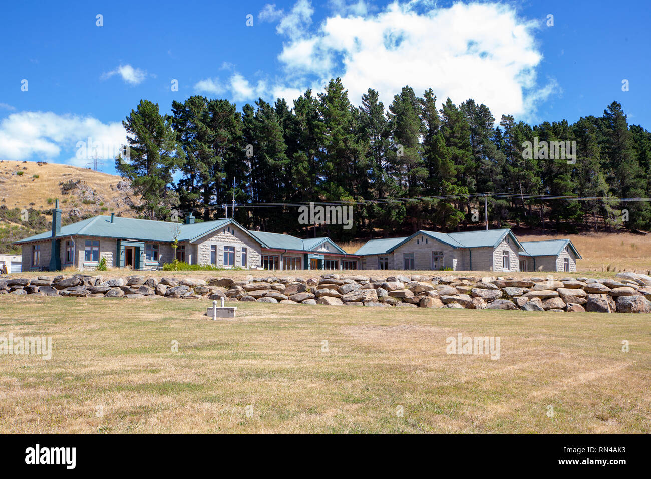 Waitaki, Canterbury sud, Nuova Zelanda - 16 Febbraio 2019: Waitaki Villaggio, compreso il lodge, opposta alla diga Waitaki è venduto Foto Stock