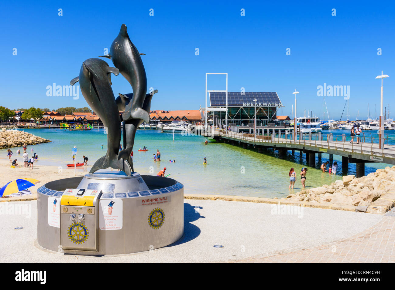 Dolphin wishing well e vedute di Sorrento Quay a Hillarys Boat Harbour, Hillarys, Australia occidentale Foto Stock