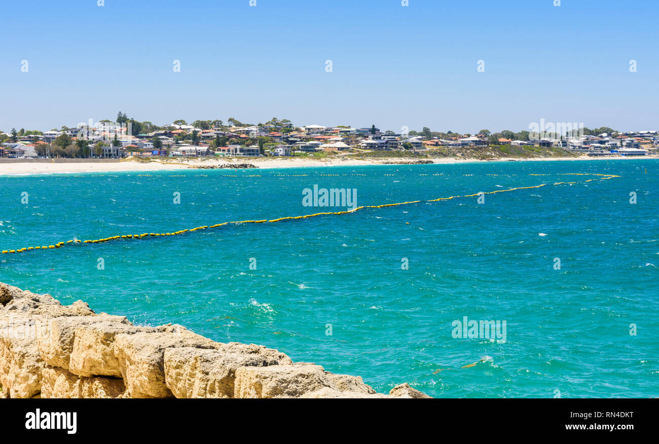 Reti da squalo in mare al largo della costa di Sorrento Beach, Sorrento, Australia occidentale Foto Stock
