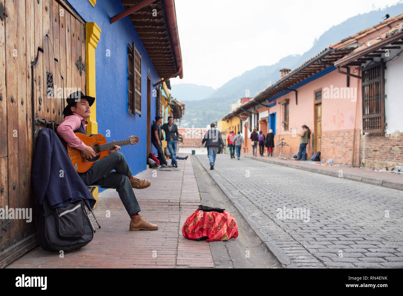 Giovane chitarrista eseguendo sulla strada de La Candelaria, il quartiere storico di Bogotà, Colombia. Sep 2018 Foto Stock