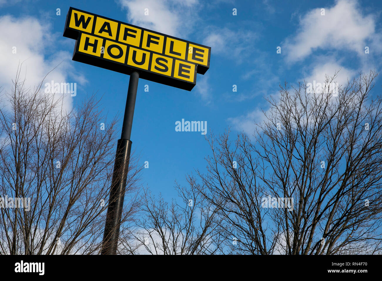 Un segno del logo al di fuori di un Waffle House Restaurant Ubicazione in Martinsburg, West Virginia il 13 febbraio 2019 Foto Stock