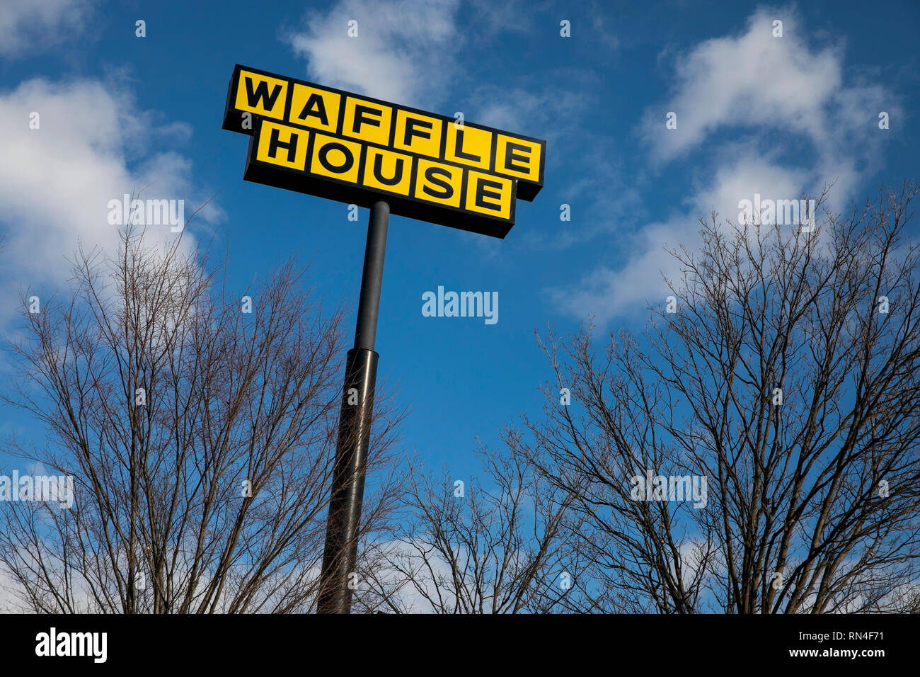 Un segno del logo al di fuori di un Waffle House Restaurant Ubicazione in Martinsburg, West Virginia il 13 febbraio 2019 Foto Stock