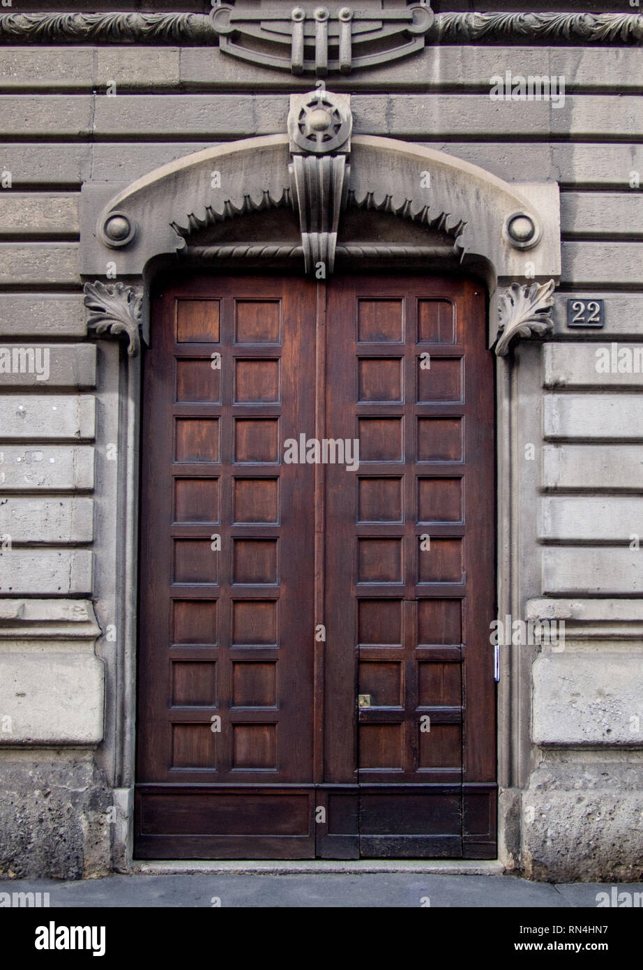 Elegante porta di ingresso di un bellissimo edificio al numero 22 di Via Milanese, Italia Foto Stock