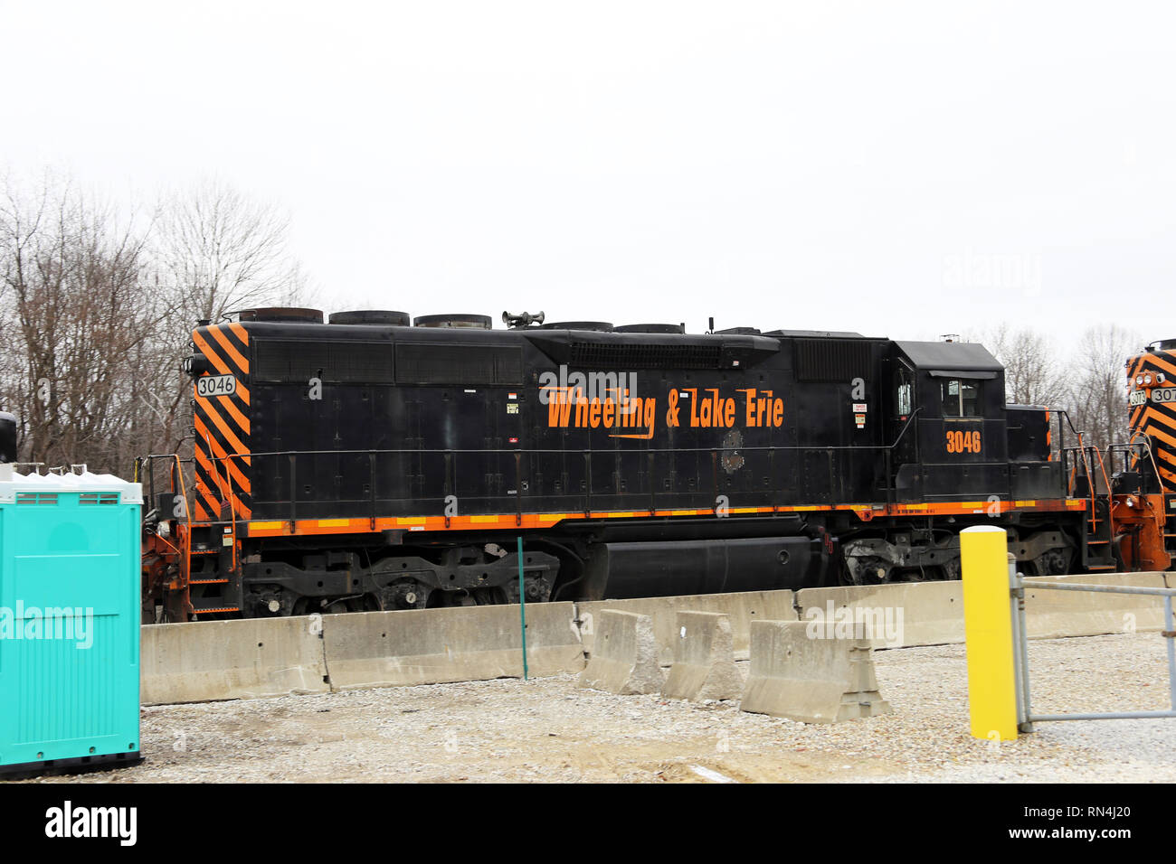 SUFFIELD, OHIO / STATI UNITI D'America - 16 febbraio: un treno di proprietà e gestito dalla Wheeling & Lago Erie Railroad viaggia verso nord vicino a Wingfoot Lake Foto Stock