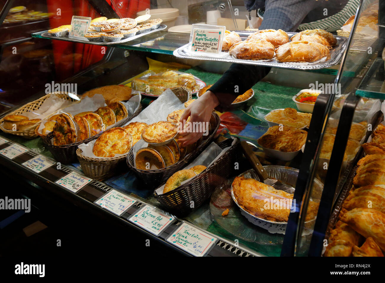 Selezione di Pies e Pasties al Laurelle's fine Foods al Granville Island Public Market, Vancouver, British Columbia, Canada Foto Stock