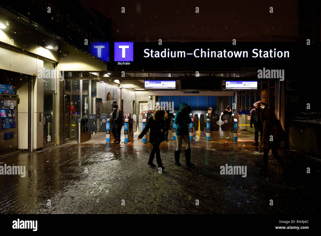 Vancouver Expo Line Skytrain Stadium-Chinatown Station di notte, Vancouver, British Columbia, Canada Foto Stock