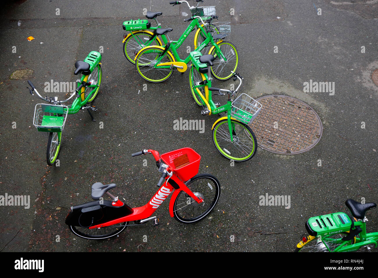 Un Uber Jump bike circondati e intrappolati dal moto di calce, Seattle, Washington Foto Stock