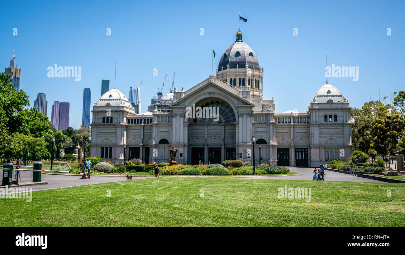 3 gennaio 2019, Melbourne Australia : Royal Exhibition Building east side e giardini Carlton vista con persone in Melbourne Victoria Australia Foto Stock