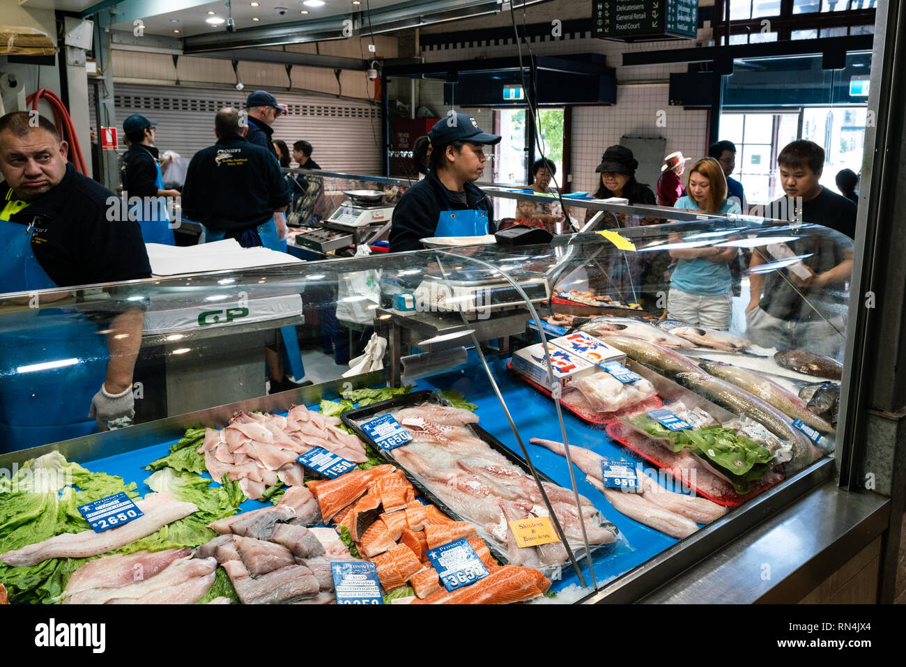 3 gennaio 2019, Melbourne Victoria Australia : Pesce shop e pescivendolo all'interno mercato Queen Victoria in Melbourne Victoria Australia Foto Stock