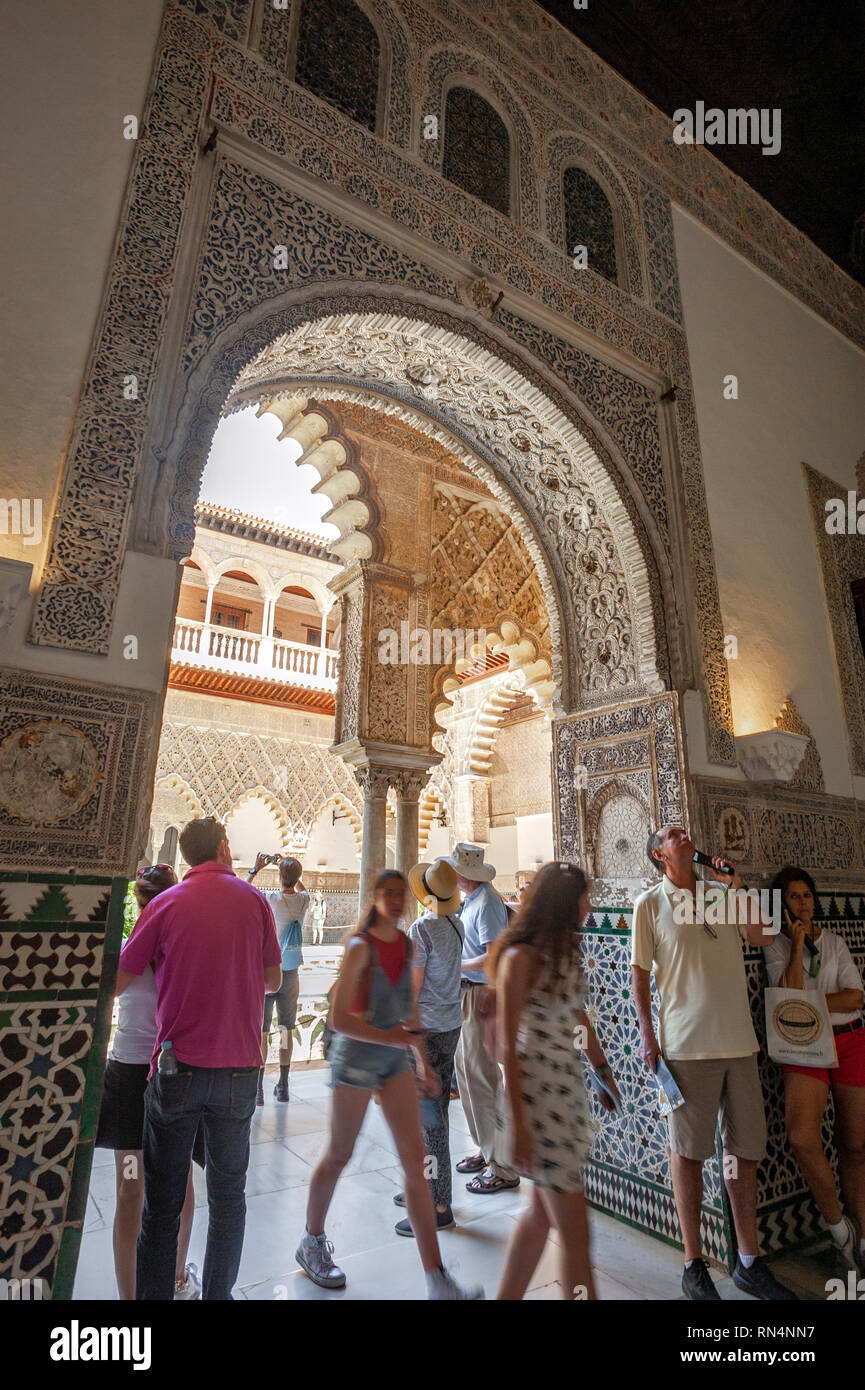 I turisti all'Alcazar di Siviglia, un palazzo reale costruito sui terreni di una Abbadid fortezza musulmana in Spagna. Foto Stock