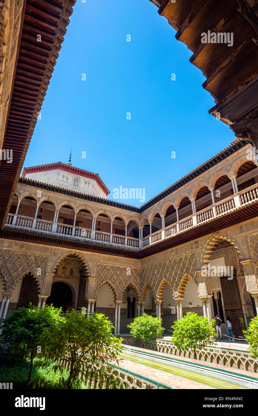 Il cortile delle fanciulle presso il Royal Alcazar di Siviglia, un palazzo reale costruito sui terreni di una Abbadid fortezza musulmana, Spagna. Foto Stock