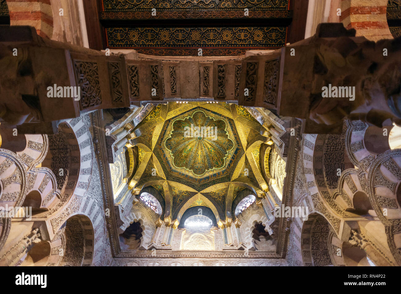 L intricato maksura all'interno della Cattedrale Mezquita di Cordova, in Spagna, un ex royal enclosure dove califfi pregato. Costruito come una moschea in 785, poi successivamente conve Foto Stock