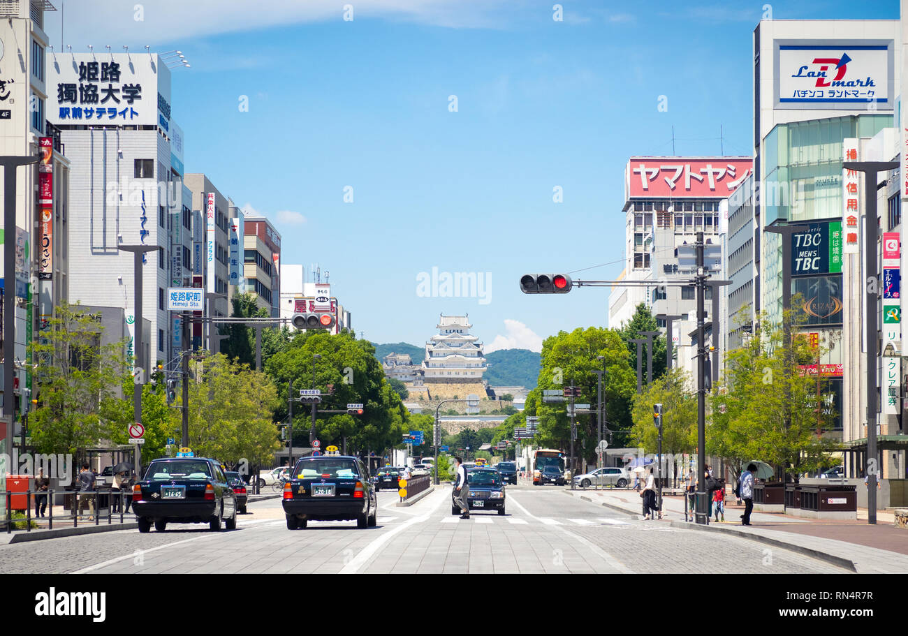 Una vista di Ootemae-dori (Ootemae Street), la strada principale e il castello di Himeji (Himeji-jo) in aumento in background, Himeji, nella prefettura di Hyogo, Giappone. Foto Stock