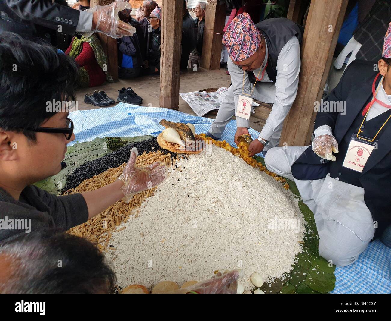 Lalitpur, Nepal. Xvi Feb, 2019. Persone provenienti da comunità Newar preparare le offerte per signore Bhimsen durante la processione di Bhimsen Puja celebrazione in Lalitpur. Soprattutto persone provenienti da comunità Newar culto Bhimsen divinità per il benessere del business, prosperità e buona fortuna. Credito: Archana Shrestha che Pacifico/press/Alamy Live News Foto Stock