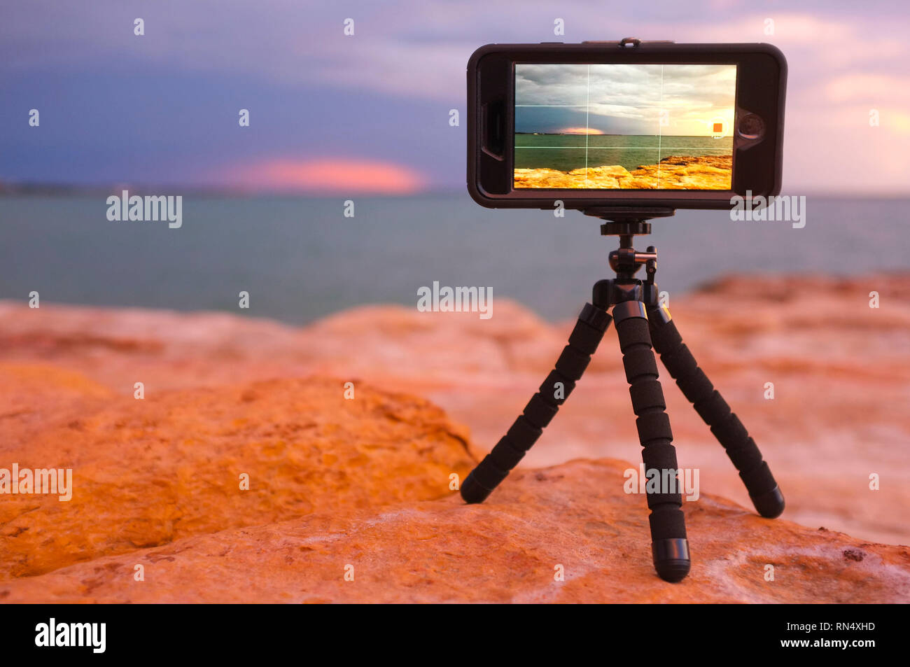 Telefono cellulare su un mini treppiede la registrazione di un lasso di tempo a East Point in Darwin, Territorio del Nord, l'Australia. Foto Stock